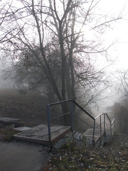 Крокуючи вперед і вниз.